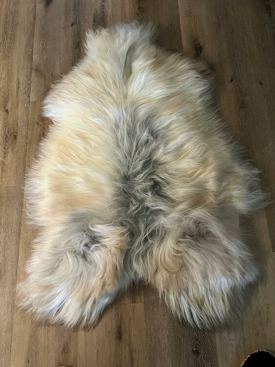 IJslands schapenvacht &ndash; langharig &ndash; cr&egrave;me, beige &amp; grijs &ndash; 133 x 90 cm