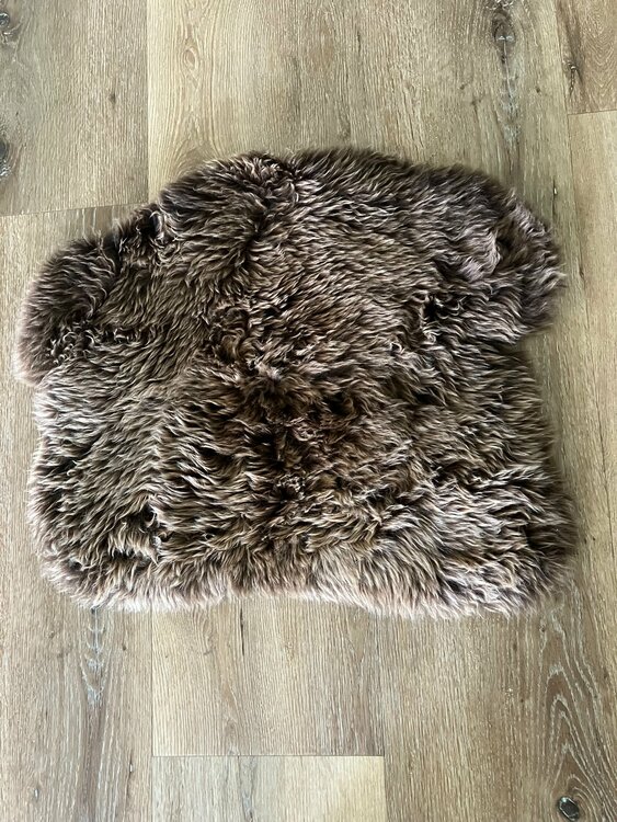 Zacht beige schapenvachtje met donkerbruine inkijk &ndash; 57 x 49 cm