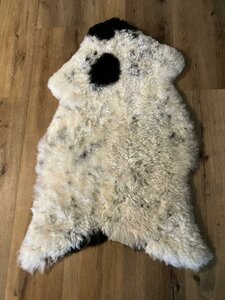 Kortharig dik schapenvacht &ndash; cr&egrave;me &amp; zwart &ndash; 121 x 78 cm