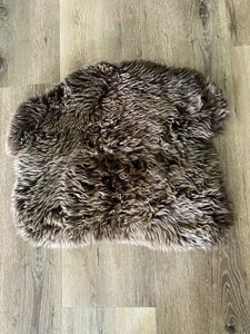 Zacht beige schapenvachtje met donkerbruine inkijk &ndash; 57 x 49 cm