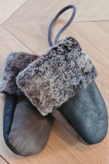 SHEEPSJOP BABYWANTEN LEER MET LAMSVACHT VOERING UNISEX 0-2 JAAR MET KOORD