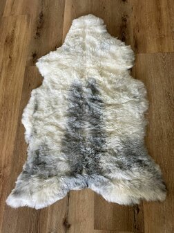 Zilvergrijs met wit schapenvacht kortharig 119x80