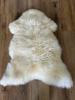 Zeer dik en zacht schapenvacht in prachtige cr&egrave;me witte tinten 118x92