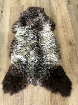 Prachtig robuust gem&ecirc;leerd schapenvacht in de kleuren bruin, taupe, beige - 138x80 cm