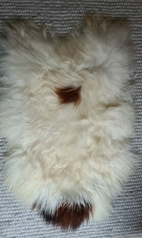 Prachtig IJslands wit schapenvacht creme met een uniek vlekje 145x94 creme/wit/roestbruine vlek langharig