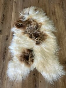 IJslands crème wit met lichtbruine vlekjes superzacht langharig 137x83 XXL