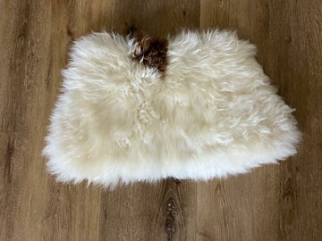 Klein langharig schapenvacht creme / wit met roodbruin vlekje zeer dikke kwaliteit 62x40