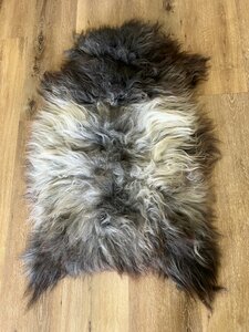 Prachtige langharig grijs bruin vacht met mooie witte lokken, zeer dikke kwaliteit 120x77