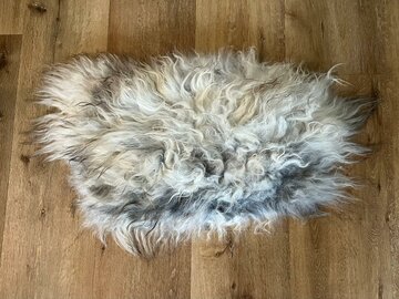 Klein IJslands langharig schapenvachtje, witte met grijstinten 73x48